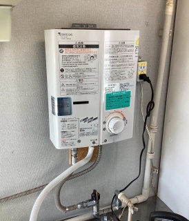 リンナイ　瞬間湯沸器　RUS-V51YTB-WH-13A 施工前