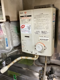 リンナイ　瞬間湯沸器　RUS-V51XTB-WH-13A 施工前
