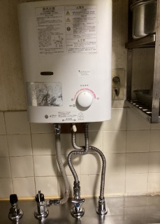 リンナイ　瞬間湯沸器　RUS-V53YTB-WH-13A 施工前